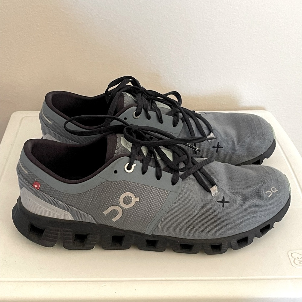 Women’s size 8.5 On Cloud tennis shoe